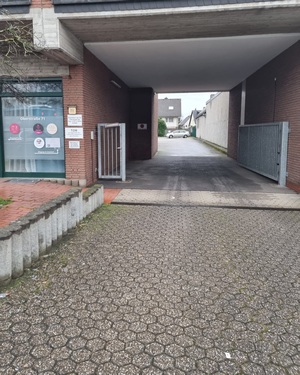 Toreinfahrt mit offenen Absperrgitter