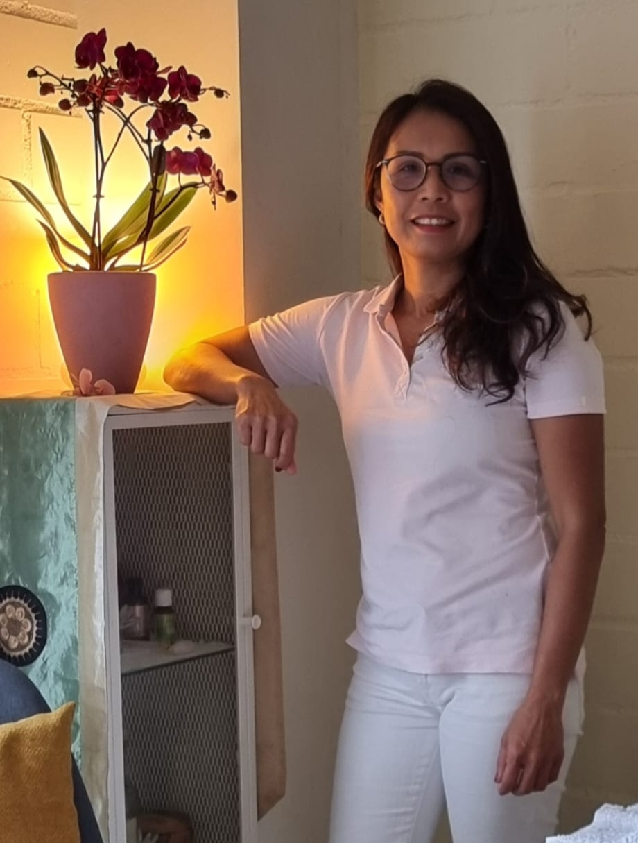 Pradthana Karthaus an Regal gelehnt