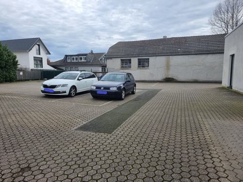 Parkplatz mit zwei Autos im Innenhof